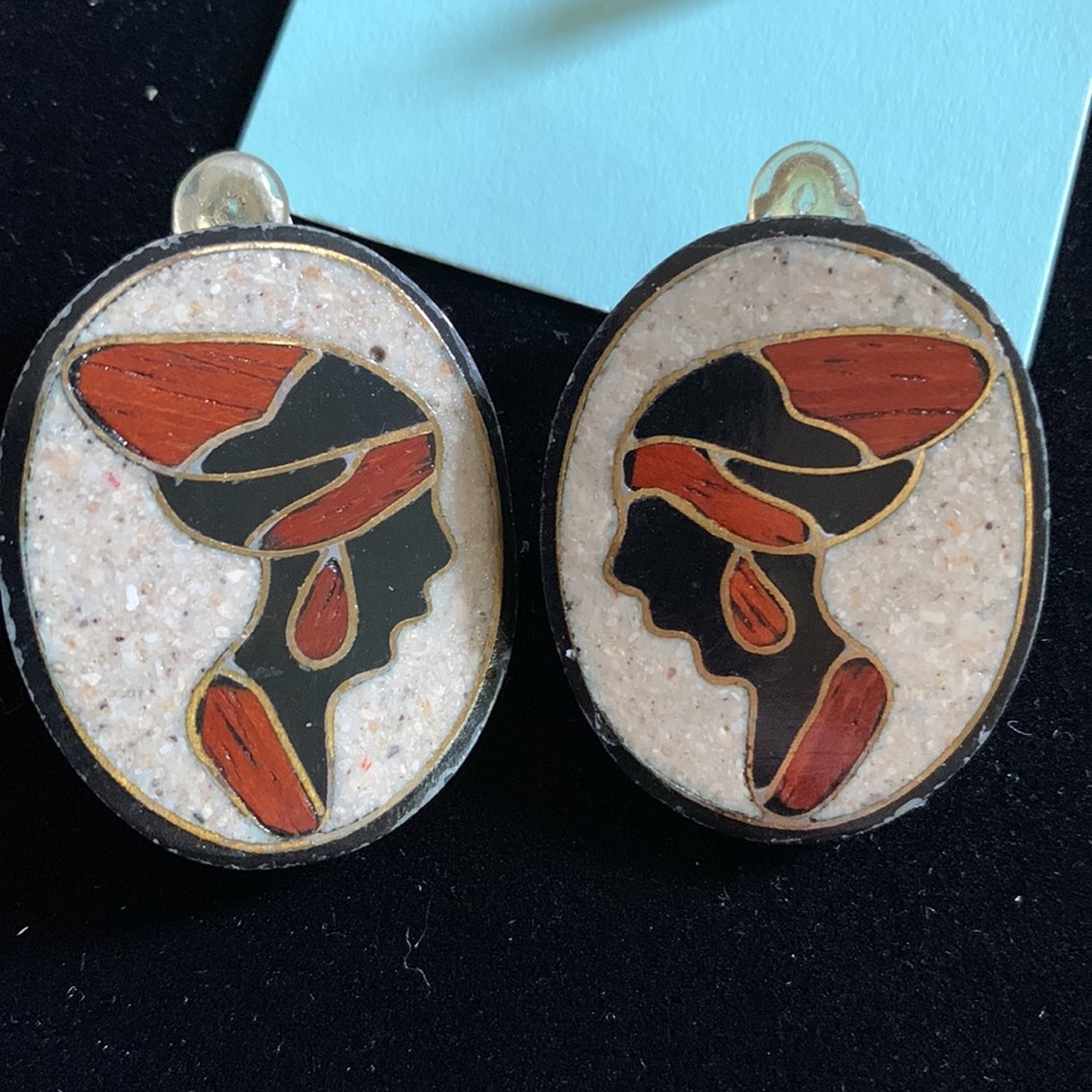 Vintage 80’s African Woman wood and brass hand crafted 1.5” clip earrings - Picture 3 of 3
